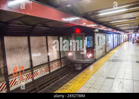 NEW YORK, USA - 11 LUGLIO 2010: il treno arriva alla stazione della metropolitana di New York, USA. La metropolitana di New York è il più grande sistema di transito rapido in Foto Stock