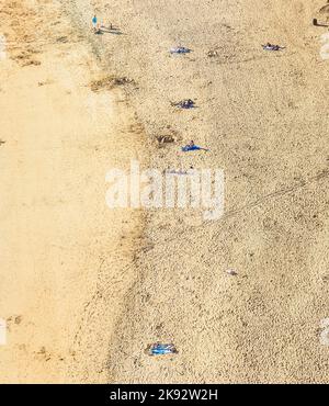 ARRECIFE, SPAGNA - JAN 1, 2011: spiaggia con turisti in estate a Arrecife, Spagna. Beach El Reducto è stato contrassegnato da una bandiera blu dall'Unione europea. Questo s Foto Stock