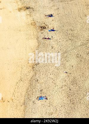 ARRECIFE, SPAGNA - JAN 1, 2011: spiaggia con turisti in estate a Arrecife, Spagna. Beach El Reducto è stato contrassegnato da una bandiera blu dall'Unione europea. Questo s Foto Stock