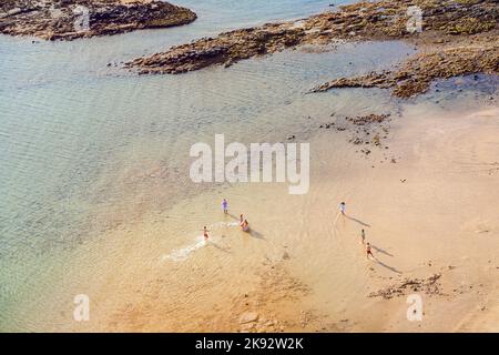 ARRECIFE, SPAGNA - JAN 1, 2011: spiaggia con turisti in estate a Arrecife, Spagna. Beach El Reducto è stato contrassegnato da una bandiera blu dall'Unione europea. Questo s Foto Stock