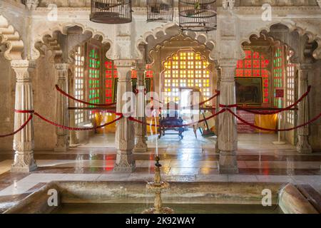 UDAIPUR, INDIA - 21 ottobre 2012: All'interno del palazzo della città a Udaipur, India. La fondazione del forte fu posta nel 1559 da Udai Singh. Il palazzo appartiene Foto Stock