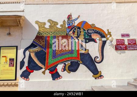 UDAIPUR, INDIA - OTT 21, 2012: I quadri famosi della parete mostrano i guerrieri nei tempi antichi con gli elefanti in Udaipur, India. Foto Stock