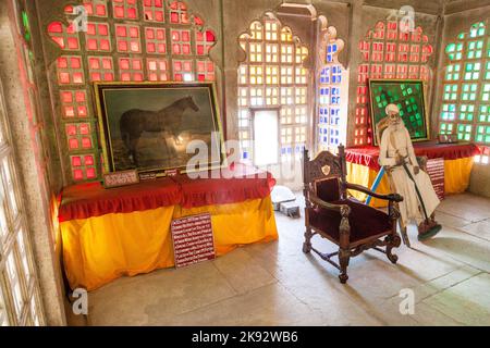 UDAIPUR, INDIA - 21 ottobre 2012: All'interno del palazzo della città a Udaipur, India. La fondazione del forte fu posta nel 1559 da Udai Singh. Il palazzo appartiene Foto Stock