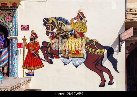 UDAIPUR, INDIA - Oct 21, 2012: I famosi dipinti murali mostrano guerrieri in tempi antichi con cavalli a Udaipur, India. Foto Stock