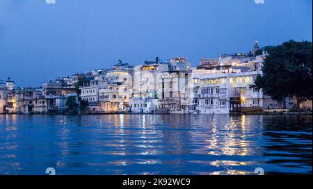 UDAIPUR, INDIA - Oct 21, 2012: Vista sul lago Pichola al crepuscolo in Udaipur, India. Daipur è la capitale storica del regno di Mewar nel primo Foto Stock