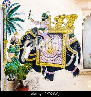 UDAIPUR, INDIA - OTT 21, 2012: I quadri famosi della parete mostrano i guerrieri nei tempi antichi con gli elefanti in Udaipur, India. Foto Stock