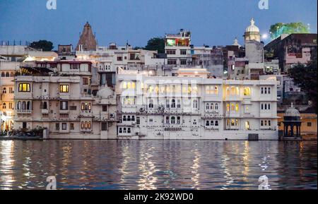 UDAIPUR, INDIA - Oct 21, 2012: Vista sul lago Pichola al crepuscolo in Udaipur, India. Daipur è la capitale storica del regno di Mewar nel primo Foto Stock