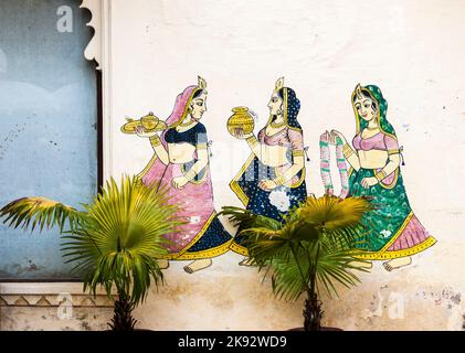 UDAIPUR, INDIA - Oct 21, 2012: Quadri famosi della parete mostra le donne che trasportano i parfumes, l'acqua e le collane nei tempi antichi in Udaipur, India. Foto Stock