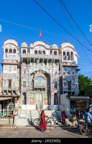 BIKANER, INDIA - Oct 24, 2012: Facciata di bella casa vivente di una ex famiglia di commercianti con la gente locale in Bikaner, India. Foto Stock