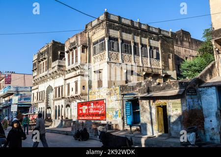 BIKANER, INDIA - Oct 24, 2012: Facciata di bella casa vivente di una ex famiglia di commercianti con la gente locale in Bikaner, India. Foto Stock