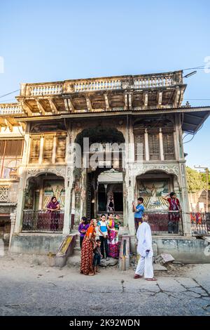 BIKANER, INDIA - Oct 24, 2012: Facciata di bella casa vivente di una ex famiglia di commercianti con la gente locale in Bikaner, India. Foto Stock