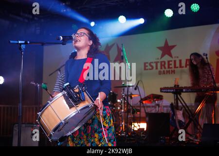 BARCELLONA - Apr: Marcel i Julia (band) si esibirà in scena all'Antiga Fabrica Estrella Damm il 23 aprile 2022 a Barcellona, Spagna. Foto Stock