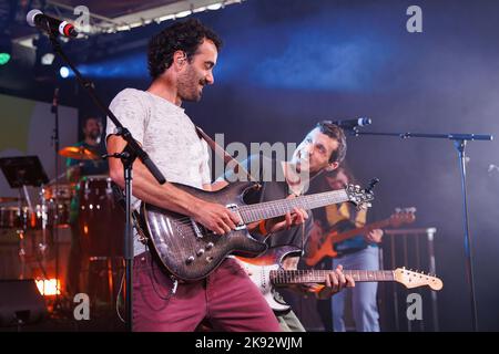 BARCELLONA - Apr: Marcel i Julia (band) si esibirà in scena all'Antiga Fabrica Estrella Damm il 23 aprile 2022 a Barcellona, Spagna. Foto Stock