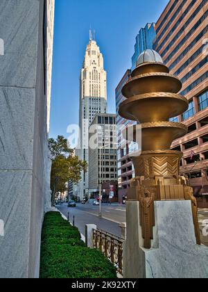 La LeVeque Tower come si vede da Front St a Columbus Ohio USA Foto Stock