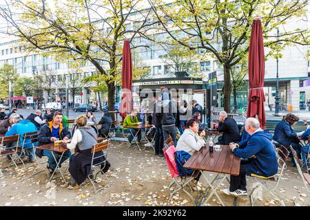 BERLINO, GERMANIA - OTT 27, 2014: Il vecchio nome del chiosco vintage è rinominato ufficio ovale e la gente gode sui tavoli l'estate autunnale a Berlino, Germania. Foto Stock