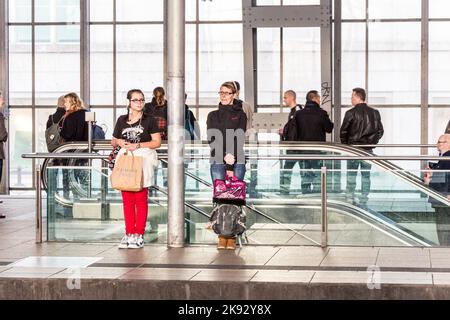 BERLINO, GERMANIA - OTT 27, 2014: Peope alla stazione della metropolitana Alexanderplatz di Berlino, Germania. E' una grande piazza pubblica e un centro di trasporto nel c Foto Stock