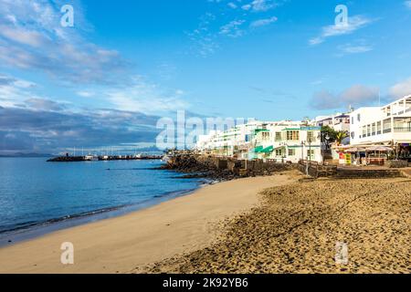 PLAYA BLANCA, SPAGNA - 12 NOVEMBRE 2014: Vista di mattina presto al lungomare di Playa Blanca, Spagna. Nel 2010 circa 10 mila persone vivevano in quella forma Foto Stock