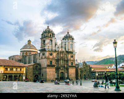 CUZCO, PERÙ - 16 GENNAIO 2015: Plaza de armas al tramonto con la popolazione locale. È un punto centrale della città di Cusco, Cusco, Perù. Foto Stock