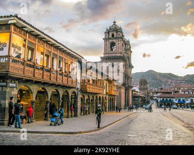 CUZCO, PERÙ - 16 GENNAIO 2015: Plaza de armas al tramonto con la popolazione locale. È un punto centrale della città di Cusco, Cusco, Perù. Foto Stock