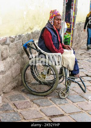 CUZCO, PERÙ - 18 GENNAIO 2015: L'uomo handicappato siede su una sedia a rotelle e chiede un'elemosina a Cuzco, Perù. Foto Stock