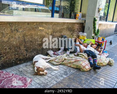 SANTIAGO, CILE - 25 GENNAIO 2015: I senzatetto vivono e dormono sulla strada a Santiago, Cile. Il tasso di disoccupazione di Santiago è salito a oltre il 10 per cento Foto Stock