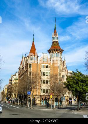 BARCELLONA, SPAGNA - 1 MARZO 2015: Casa de les Punxes (Casa Terrades) fu edificata nel 1905. Progettato dall'architetto Josep Puig i Cadafalch. Foto Stock