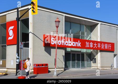 Ottawa, Canada - 22 ottobre 2022: The Scotiabank, o Bank of Nova Scotia, nella zona di Chinatown di Ottawa, con scrittura cinese e inglese. Scotiab Foto Stock
