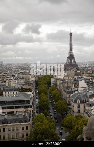 Torre Eiffel vista dall'Arco di trionfo Foto Stock