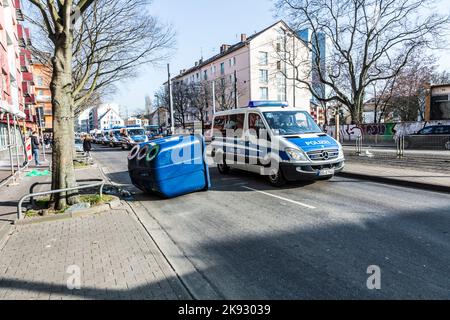 FRANCOFORTE, GERMANIA - 18 MARZO 2015: La gente dimostra contro l'EZB e il capitalismo a Francoforte, Germania. Alcune persone distruggono le finestre e gli oggetti sul Foto Stock