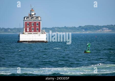 New London Ledge Lighthouse situato nel Tamigi a New London, Connecticut con boa verde Foto Stock