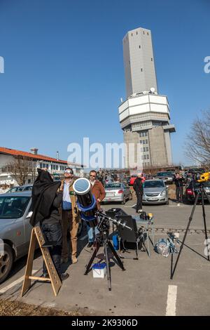 SCHMITTEN, GERMANIA - 20 MARZO 2014: Stazione radio e TV sul Monte Grosser Feldberg di Schmitten, Germania. La gente guarda l'eclisse parziale. Foto Stock