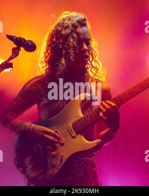 Milano, Italia, 25rd Ott 2022. Nilufer Yanya suona dal vivo al Circolo Magnolia di Milano. Credits: Maria Laura Arturi/Alamy Live News Foto Stock