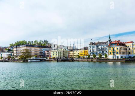 GMUNDEN, AUSTRIA - Apr 22, 2015: Skyline del villaggio Gmunden, Austria. Gmunden al Traunsee copre un'area di 63,49 skm e ha un'altezza mediana Foto Stock