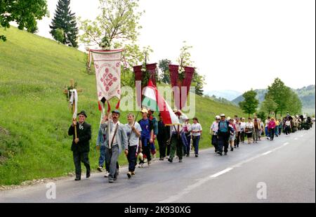 Harghita County, Romania, circa 2002. Cattolici cristiani durante il pellegrinaggio al monastero francescano di Șumuleu Ciuc, famoso evento annuale durante la Pentecoste. Foto Stock