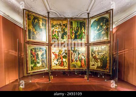 MELK, AUSTRIA - Apr 23, 2015: Altare alla Chiesa di San Pietro e Paolo a Melk, Austria. La Chiesa è considerata una delle più belle in Austria, buil Foto Stock