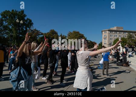 Washington, D. C., Stati Uniti. 22nd Ott 2022. Un gruppo di cristiani si è riunito alla Corte Suprema di Washington per un periodo di preghiera e di culto. (Foto di Steve Sanchez/Pacific Press) Credit: Pacific Press Media Production Corp./Alamy Live News Foto Stock