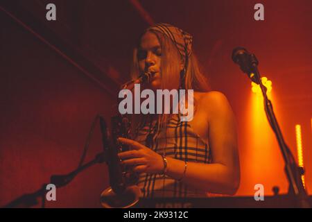 Milano, Italia, 25rd Ott 2022. Nilufer Yanya suona dal vivo al Circolo Magnolia di Milano. Credits: Maria Laura Arturi/Alamy Live News Foto Stock