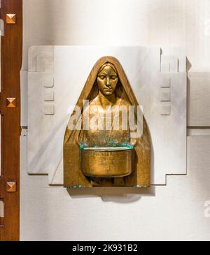 VIENNA, AUSTRIA - Apr 26, 2015: Scalata d'acqua santa all'interno della cappella Karl Borromaeus a Vienna, Austria. L'architetto Max Hegele finalizzò la chiesa Foto Stock