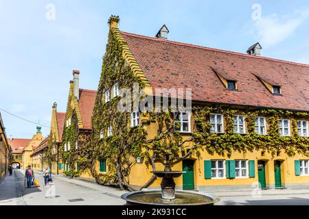 AUGUSTA, GERMANIA - 29 APRILE 2015: Il Fuggerei è il più antico complesso residenziale sociale ancora in uso ad Augusta, Germania. Foto Stock