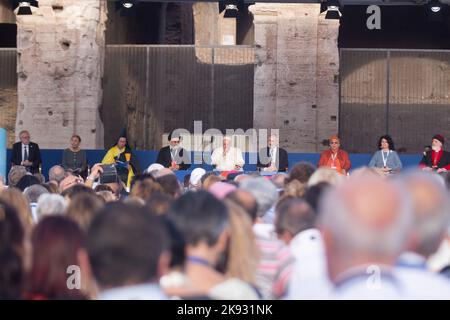 Roma, Italia. 25th Ott 2022. Papa Francesco con i rappresentanti delle religioni del mondo durante la cerimonia di preghiera per la pace di fronte al Colosseo a Roma (Foto di Matteo Nardone/Pacific Press) Credit: Pacific Press Media Production Corp./Alamy Live News Foto Stock