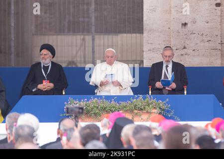 Roma, Italia. 25th Ott 2022. Papa Francesco con i rappresentanti delle religioni del mondo durante la cerimonia di preghiera per la pace di fronte al Colosseo a Roma (Foto di Matteo Nardone/Pacific Press) Credit: Pacific Press Media Production Corp./Alamy Live News Foto Stock