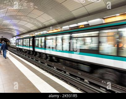 PARIGI, FRANCIA - 9 GIUGNO 2015: Viaggiatori e pendolari in attesa alla stazione della metropolitana Mairie de Montrouge a Parigi, Francia. Foto Stock