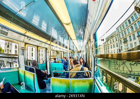 PARIGI , FRANCIA - 10 GIUGNO 2015: Turisti e locali in un treno metropolitano a Parigi, Francia. Più di 30 milioni di persone visitano Parigi ogni anno. Foto Stock