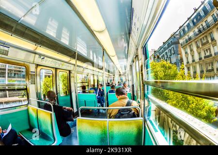 PARIGI , FRANCIA - 10 GIUGNO 2015: Turisti e locali in un treno metropolitano a Parigi, Francia. Più di 30 milioni di persone visitano Parigi ogni anno. Foto Stock