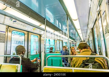 PARIGI , FRANCIA - 10 GIUGNO 2015: Turisti e locali in un treno metropolitano a Parigi, Francia. Più di 30 milioni di persone visitano Parigi ogni anno. Foto Stock