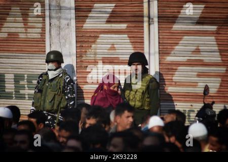 Srinagar, India. 25th Ott 2022. Musulmani del Kashmir che guardano i funerali di Molvi Abbas Ansari, un capo religioso sciita e capo separatista maggiore, durante la sua processione funeraria a Srinagar, Kashmir controllato dagli indiani, martedì 25 ottobre 2022. Ansari, 86 anni, è morto dopo una malattia prolungata. (Foto di Mubashir Hassan/Pacific Press) Credit: Pacific Press Media Production Corp./Alamy Live News Foto Stock