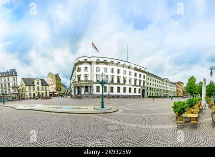 WIESBADEN, GERMANIA - 21 GIUGNO 2015: Persone alla fermata dell'autobus di fronte al vecchio municipio di Wiesbaden, Germania. Il municipio è stato distrutto nel WW 2 ma re Foto Stock