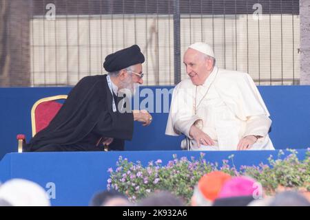 Roma, Italia. 25th Ott 2022. Papa Francesco con i rappresentanti delle religioni del mondo durante la cerimonia di preghiera per la pace di fronte al Colosseo a Roma (Foto di Matteo Nardone/Pacific Press/Sipa USA) Credit: Sipa USA/Alamy Live News Foto Stock