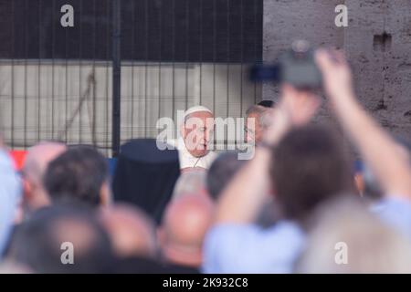 Roma, Italia. 25th Ott 2022. Papa Francesco durante la cerimonia di preghiera per la pace di fronte al Colosseo a Roma (Foto di Matteo Nardone/Pacific Press/Sipa USA) Credit: Sipa USA/Alamy Live News Foto Stock