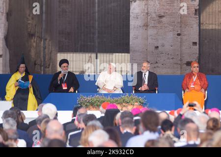 Roma, Italia. 25th Ott 2022. Papa Francesco con i rappresentanti delle religioni del mondo durante la cerimonia di preghiera per la pace di fronte al Colosseo a Roma (Foto di Matteo Nardone/Pacific Press/Sipa USA) Credit: Sipa USA/Alamy Live News Foto Stock